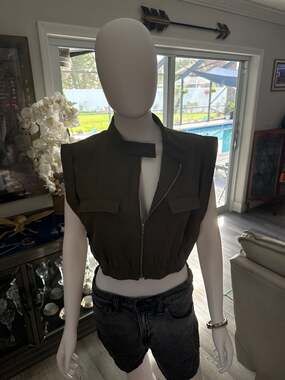 Milk & Honey Olive Green Sleeveless Zip-Up Cropped Utility Vest